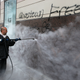 Limpieza de una pared con grafitis. AP